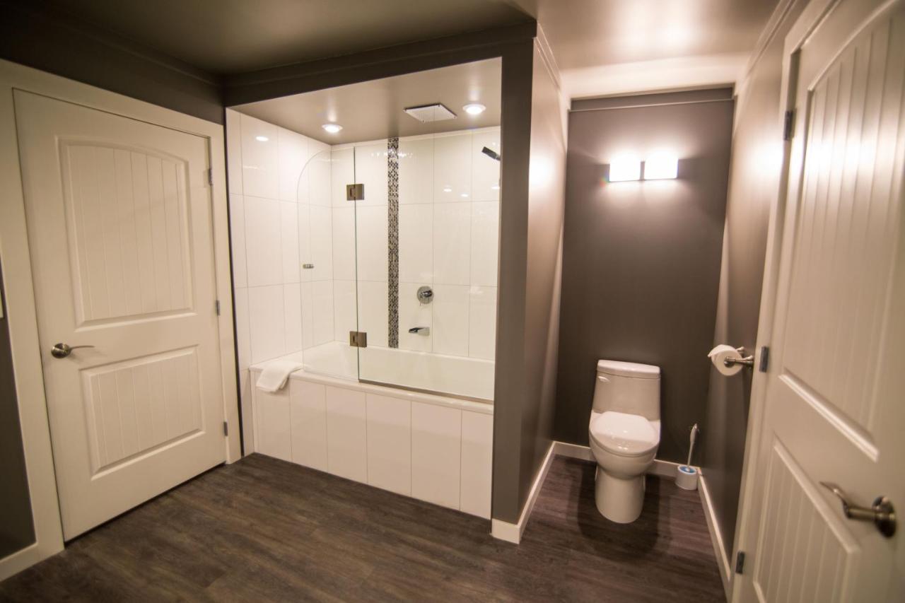 Clipperton Suite By Revelstoke Vacations エクステリア 写真