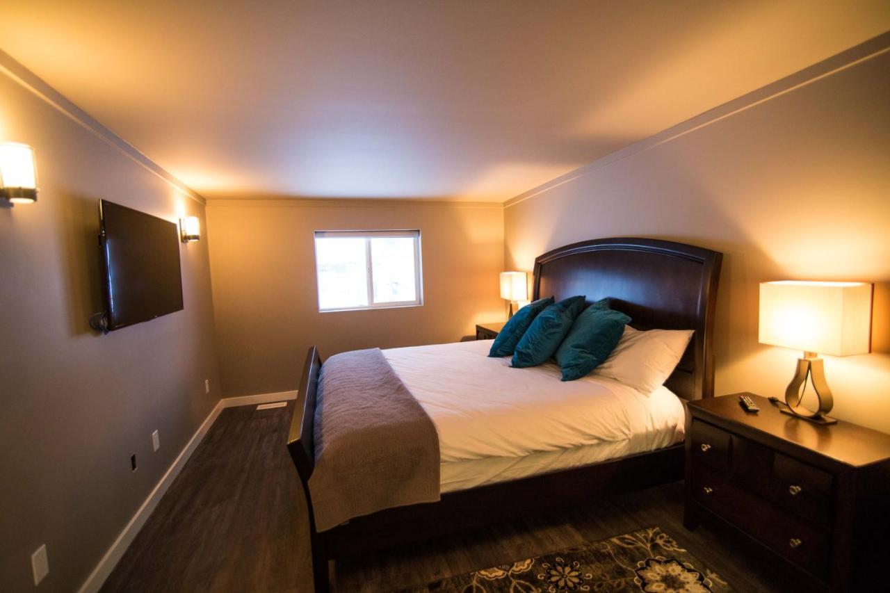 Clipperton Suite By Revelstoke Vacations エクステリア 写真