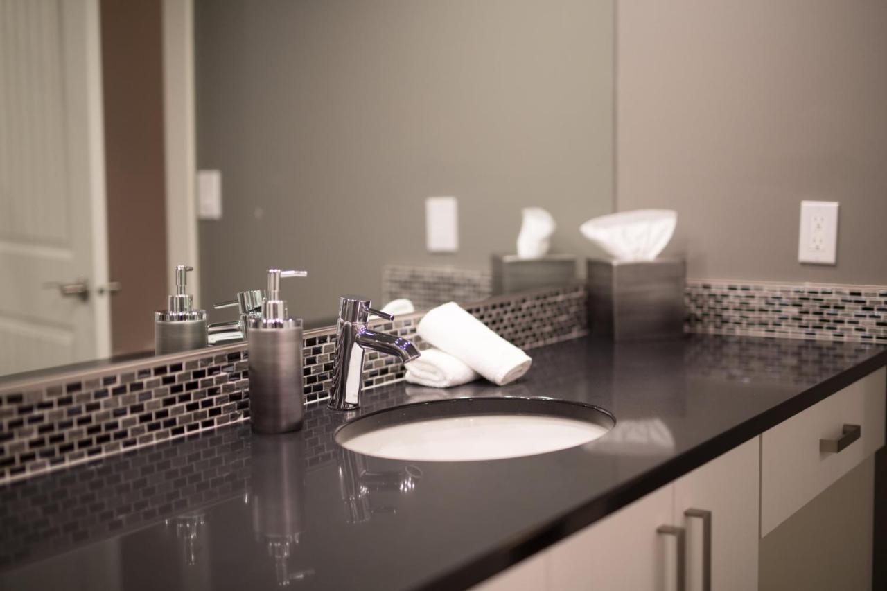 Clipperton Suite By Revelstoke Vacations エクステリア 写真